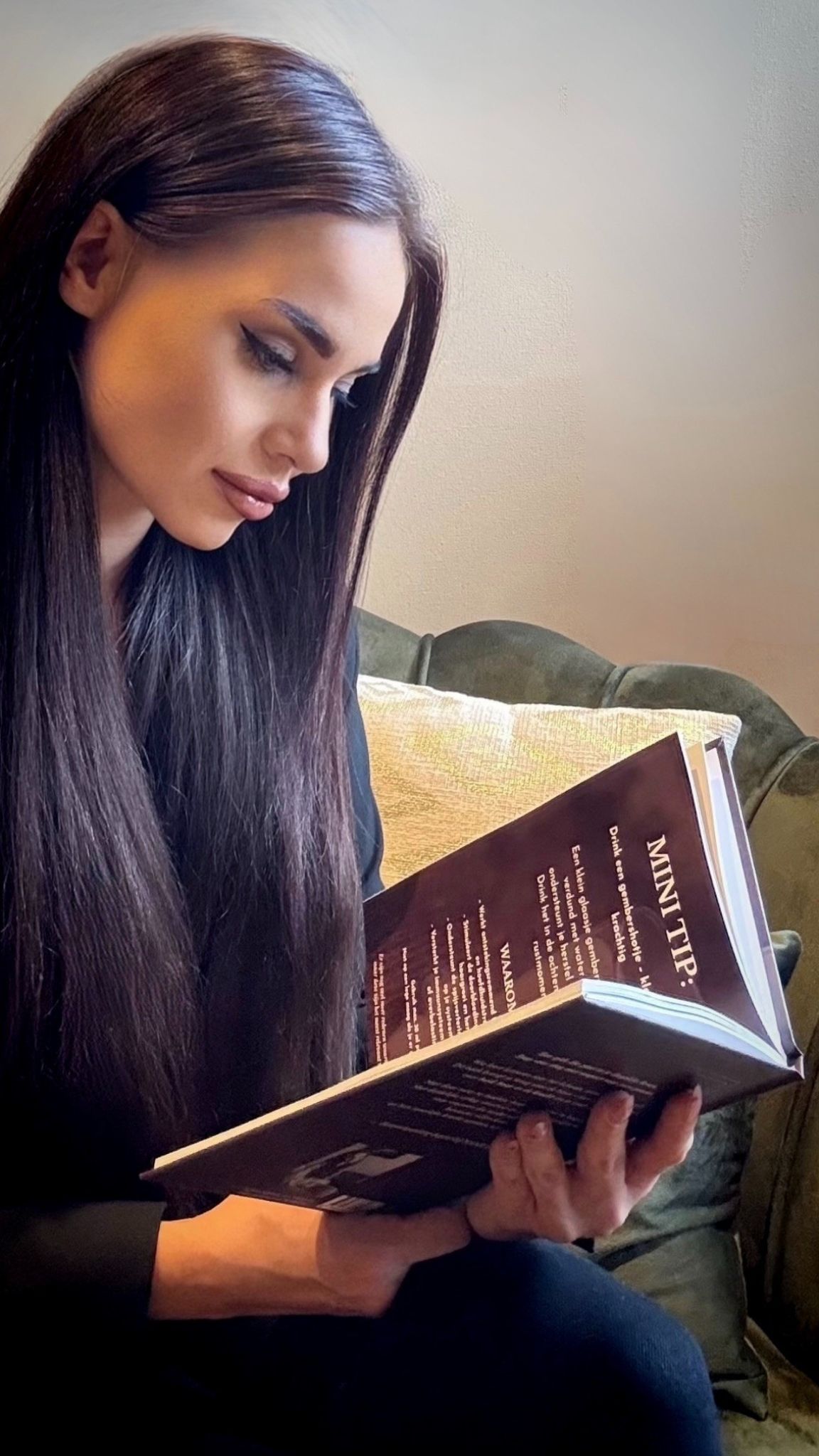 Celina die het boek leest